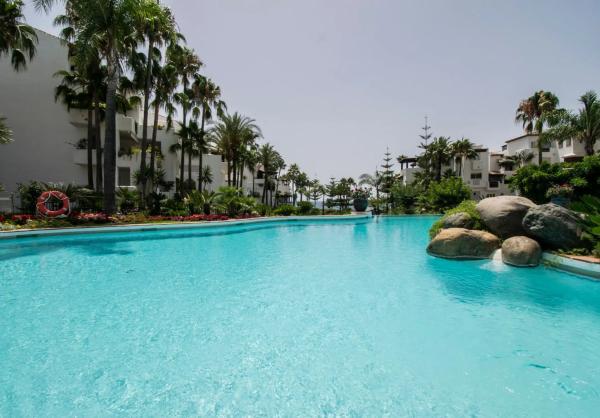 Mieszkanie na sprzedaż w Barrio Puente Romano, Marbella photo 1