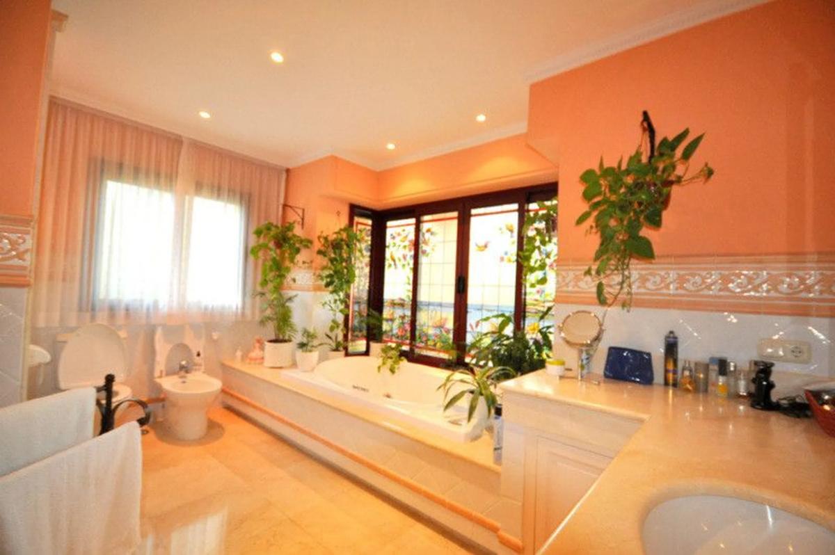 Sprzedaż niezależnego domku jednorodzinnego w Barrio Sierra Blanca, Marbella photo 4