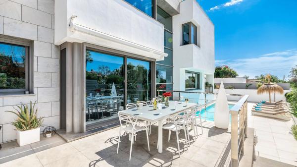 Chalet wolnostojący na sprzedaż w Calle Benaojan, Marbella thumbnail 2