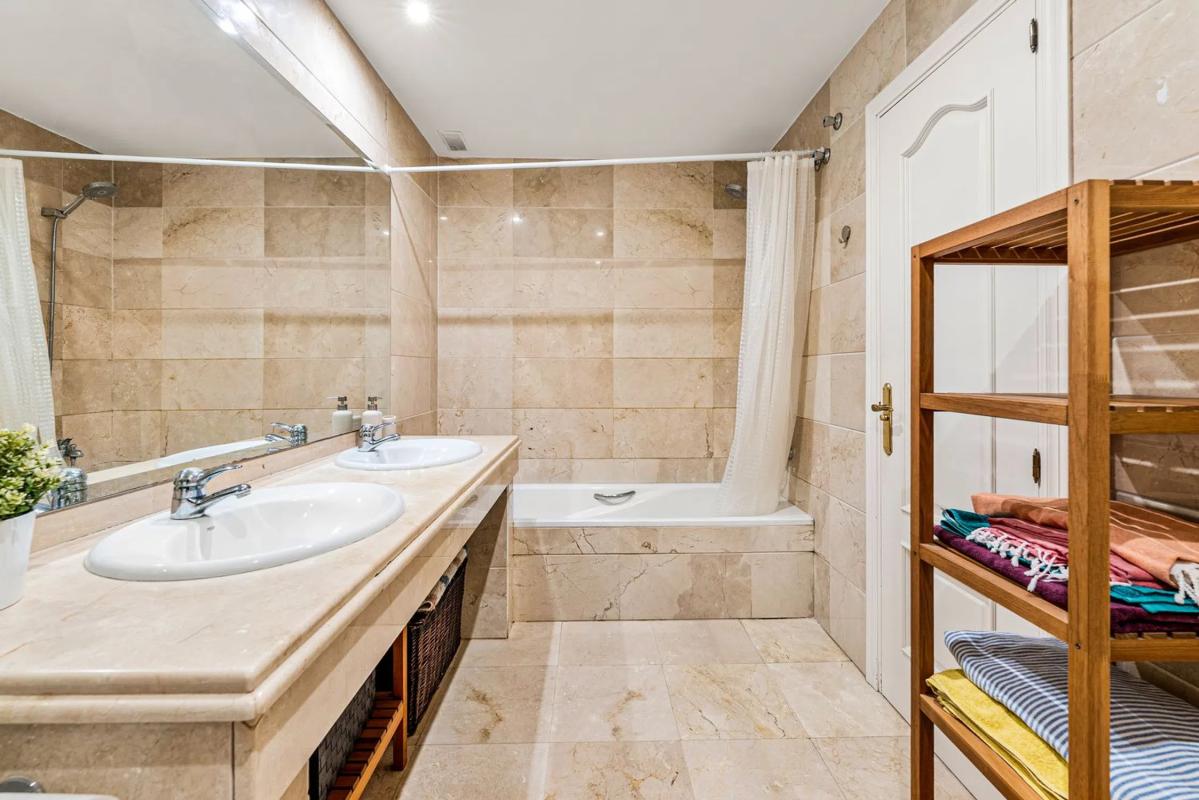 Venta de piso en Urbanización Los Pinos de Aloha, Marbella
photo 1
