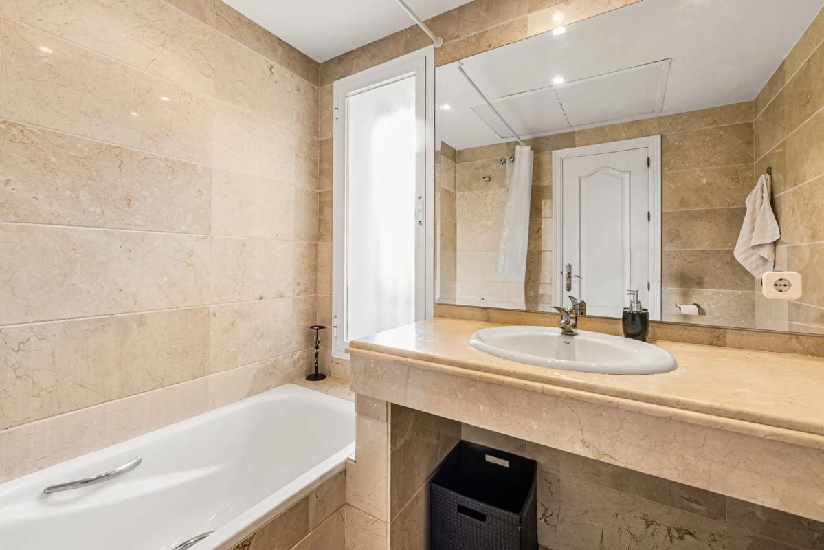 Venta de piso en Urbanización Los Pinos de Aloha, Marbella
photo 2