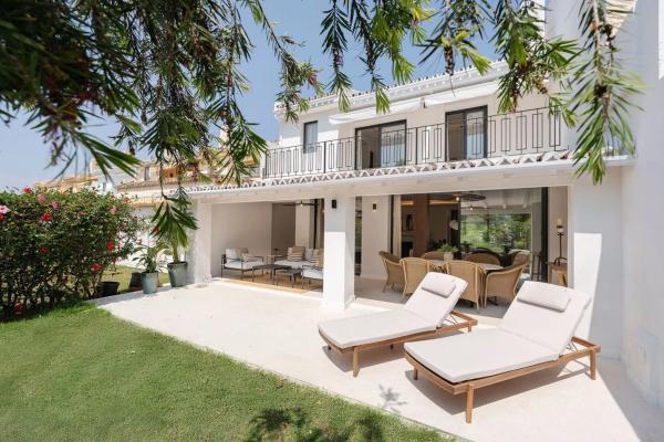 Chalet adosado en venta en Calle Escuelas el Angel, 5 , Marbella photo 1