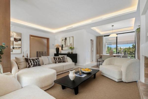 Chalet adosado en venta en Calle Escuelas el Angel, 5 , Marbella thumbnail 1
