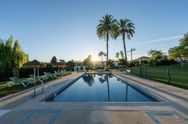 Chalet adosado en venta en Barrio Aloha , Marbella thumbnail 2
