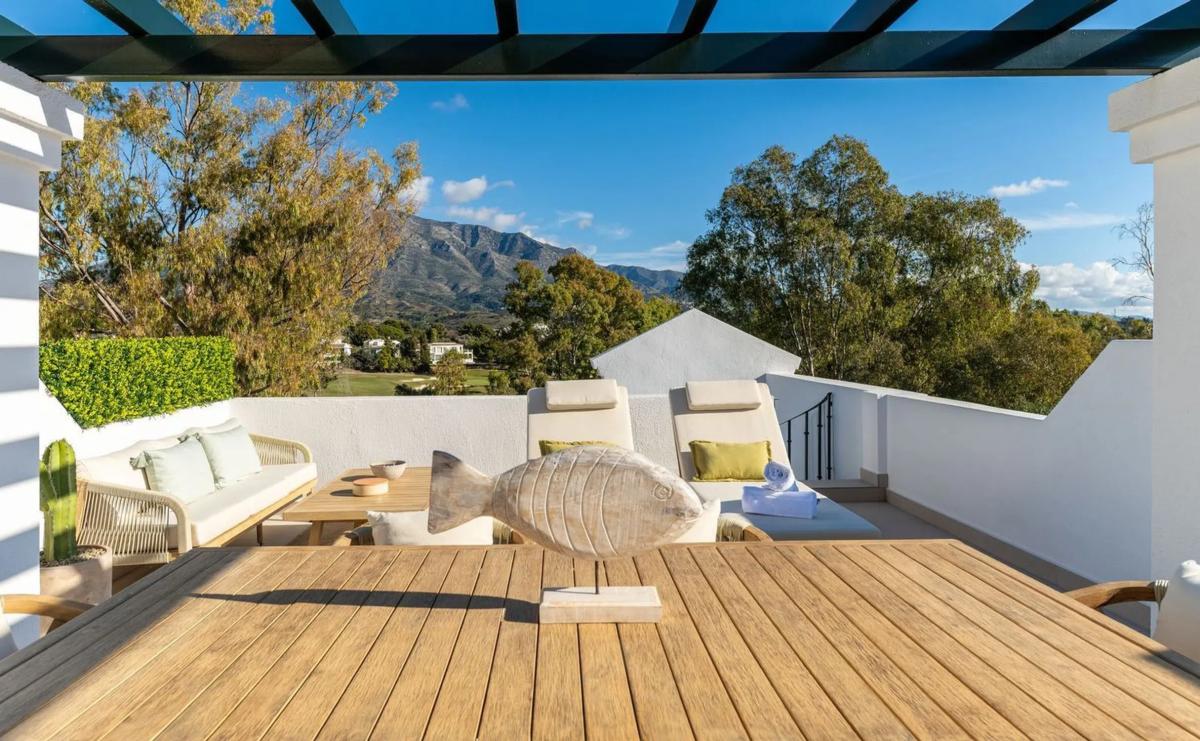 Duplex sale in Avenida Valle del Golf, Marbella photo 4