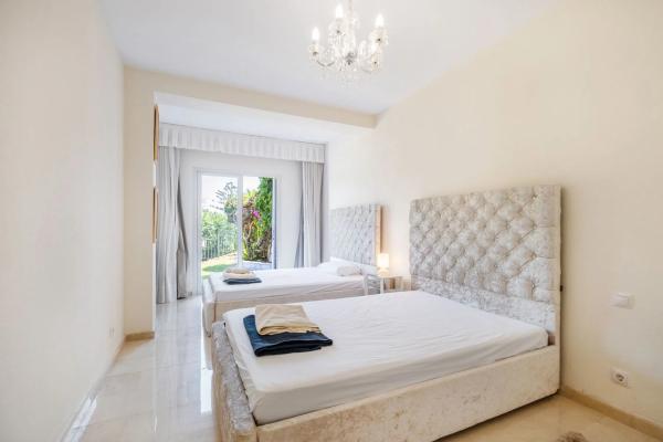 Chalet pareado en avenida Valle del Golf thumbnail 2