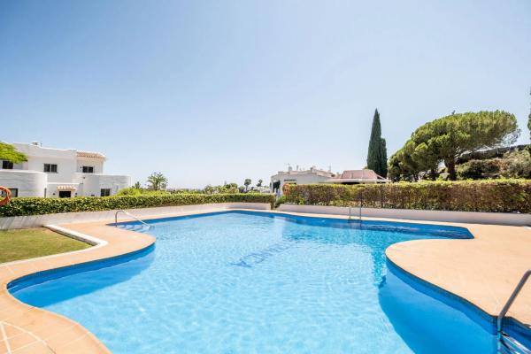 Chalet pareado en avenida Valle del Golf thumbnail 3