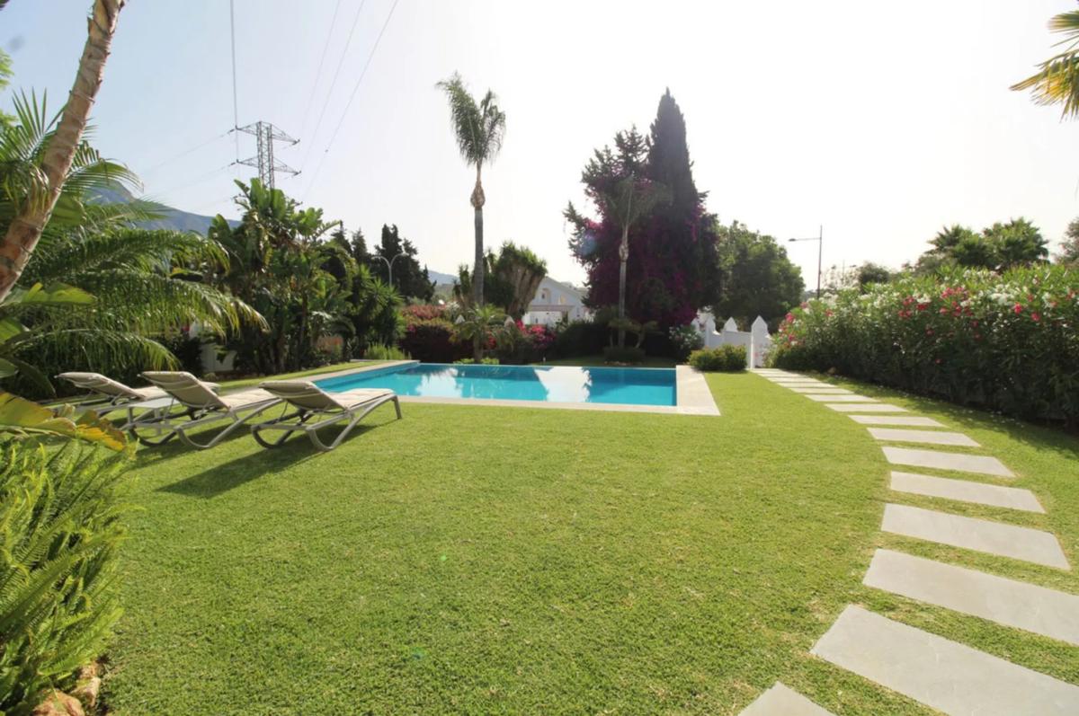 Sprzedaż niezależnego domku jednorodzinnego w Calle Comunidad San Javier, 26, Marbella photo 1
