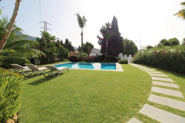 Chalet wolnostojący na sprzedaż w  Calle Comunidad San Javier, 26, Marbella photo 1