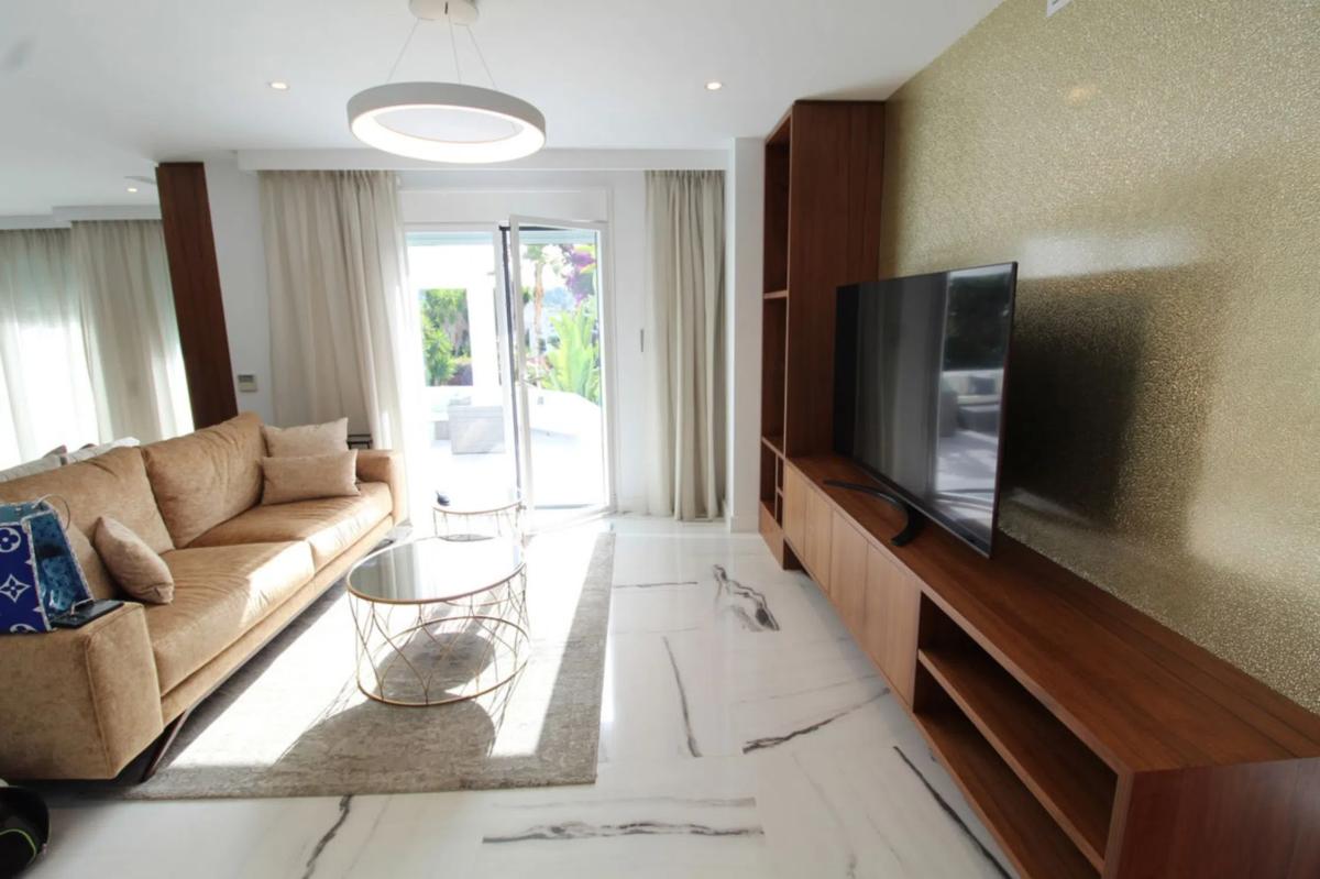 Sprzedaż niezależnego domku jednorodzinnego w Calle Comunidad San Javier, 26, Marbella photo 2