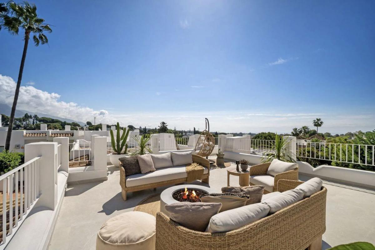 Sale of townhouse in Avenida Valle del Golf , Marbella photo 1