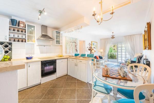 Chalet adosado en venta en Barrio Aloha , Marbella thumbnail 1