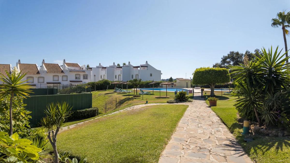 Venta de chalet adosado en CL AGUILAS , Marbella photo 3