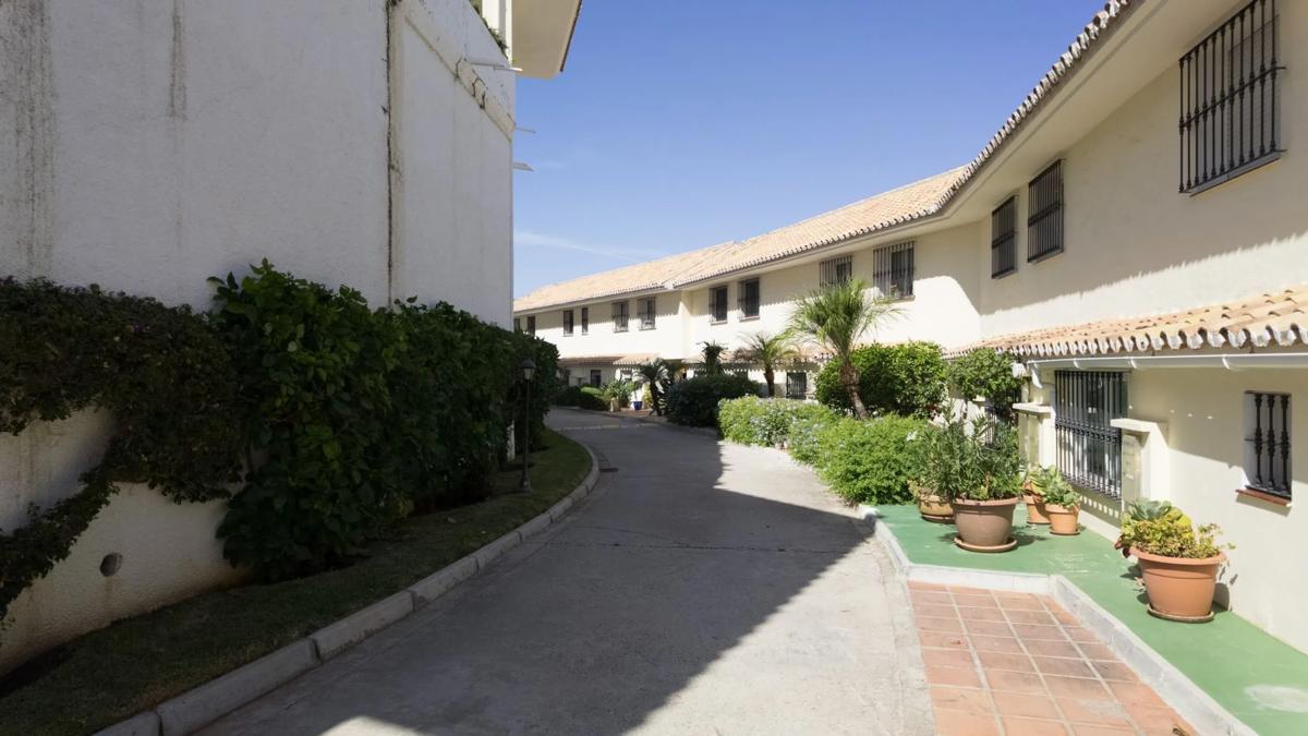 Venta de chalet adosado en CL AGUILAS , Marbella photo 4
