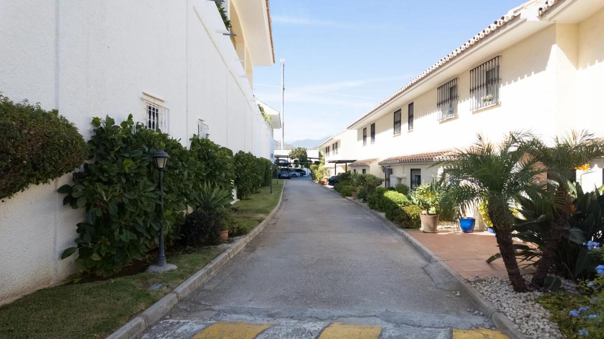 Venta de chalet adosado en CL AGUILAS , Marbella photo 5