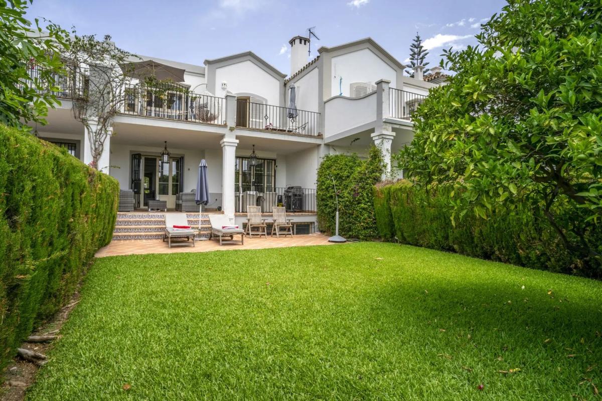 Sale of townhouse in  Barrio Aloha , Marbella photo 2