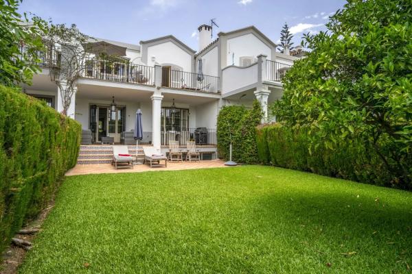 Chalet adosado en venta en Barrio Aloha , Marbella thumbnail 1