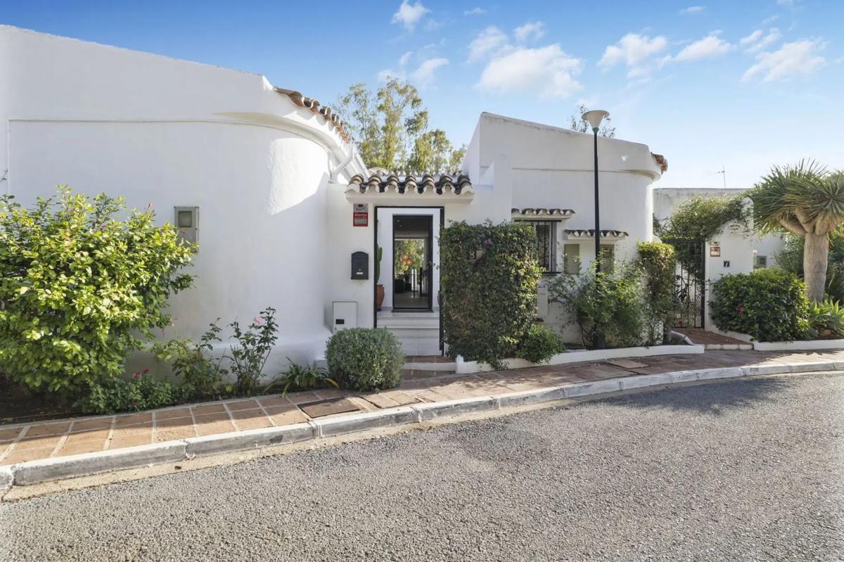 Venta de chalet adosado en  La Pinta s/n , Marbella photo 4
