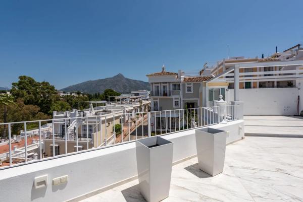 Chalet adosado en venta en Calle Perchel el, 44 , Marbella thumbnail 2