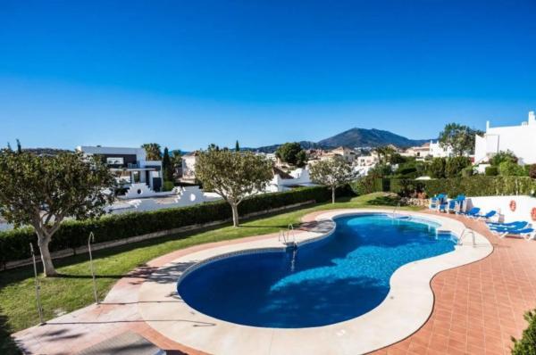 Chalet adosado en venta en Calle Al-andalus , Marbella thumbnail 1