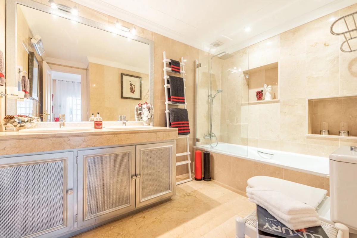 Venta de chalet adosado en  Barrio Aloha , Marbella photo 2