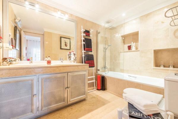 Chalet adosado en venta en Barrio Aloha , Marbella thumbnail 1