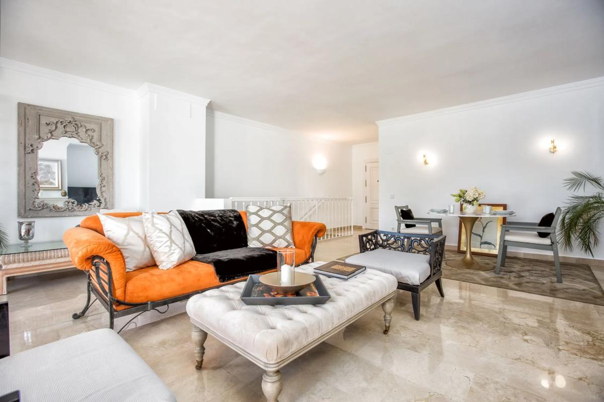 Venta de chalet adosado en  Urb Aloha Pueblo s/n , Marbella photo 3