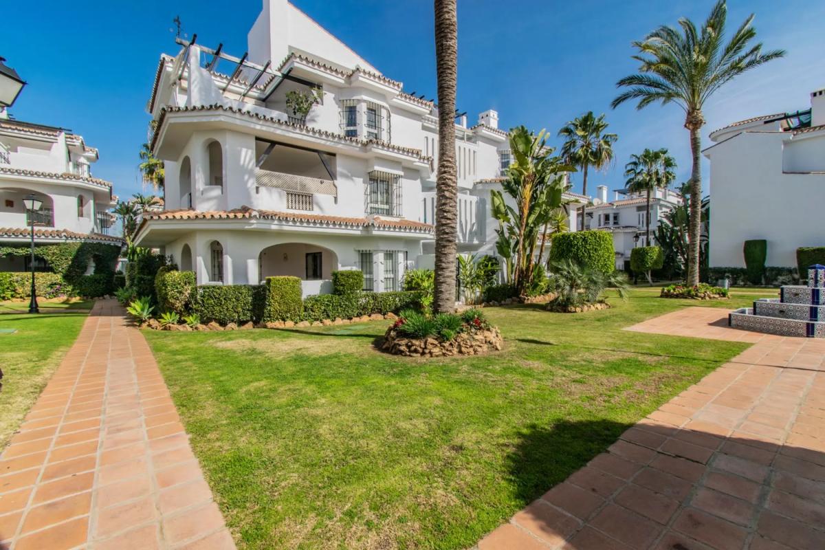 Duplex sale in Urbanización Los Naranjos de Marbella, Marbella photo 2