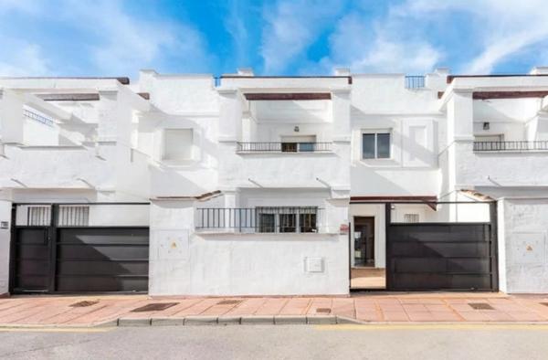 Chalet adosado en venta en Urbanización Los Naranjos de Marbella , Marbella photo 1