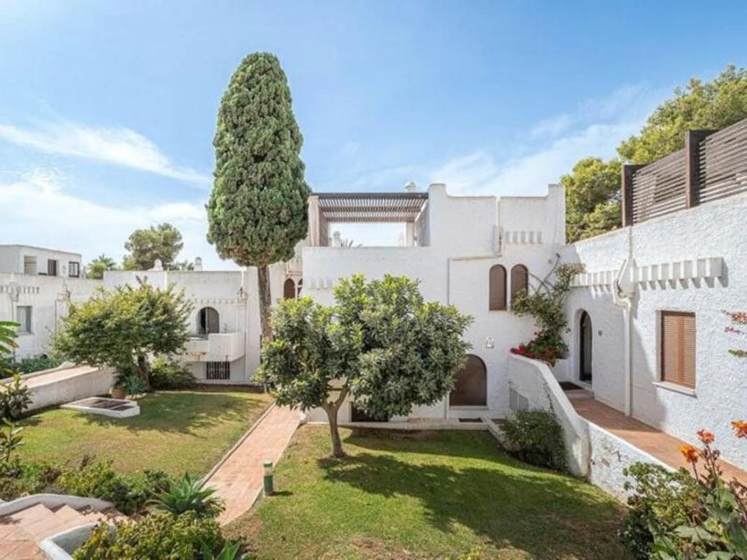 Sale of townhouse in Calle Pablo Picasso , Marbella photo 2
