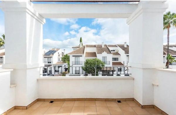 Chalet adosado en venta en  Urbanización Los Naranjos de Marbella , Marbella photo 4