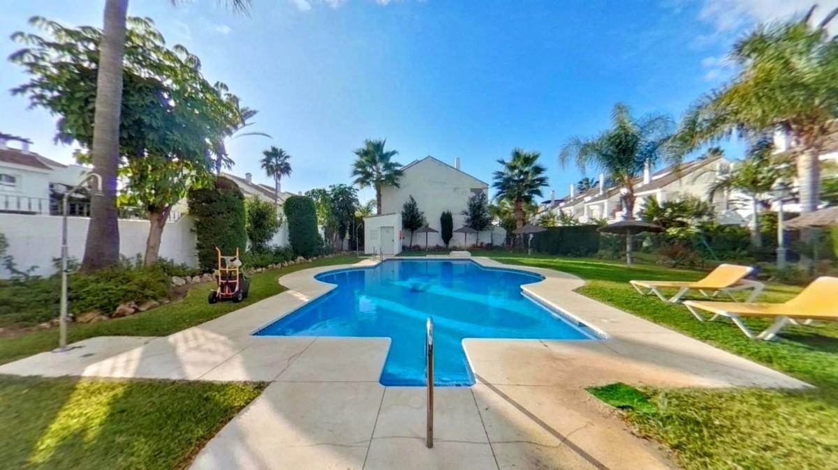 Venta de piso en Barrio La Dama de Noche-La Alzambra, Marbella
photo 1