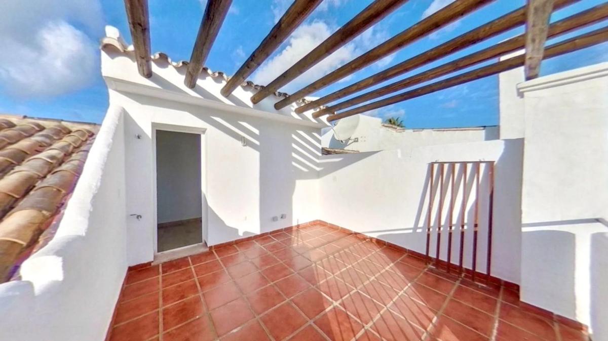 Venta de piso en Barrio La Dama de Noche-La Alzambra, Marbella
photo 2