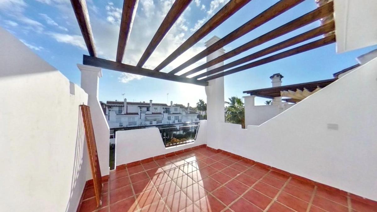 Venta de piso en Barrio La Dama de Noche-La Alzambra, Marbella
photo 3