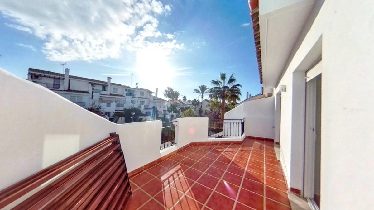 Venta de piso en Barrio La Dama de Noche-La Alzambra, Marbella
photo 4