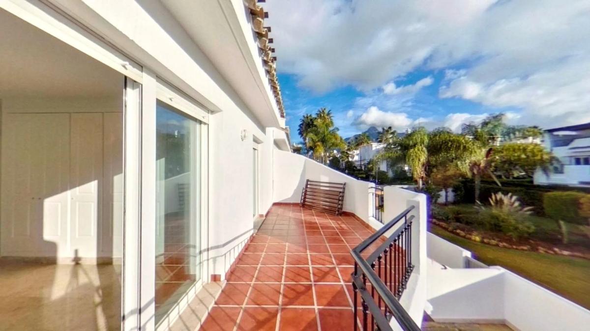 Venta de piso en Barrio La Dama de Noche-La Alzambra, Marbella
photo 5