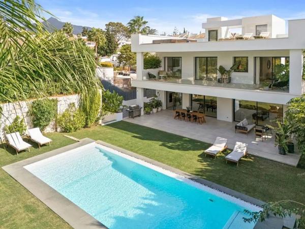 Chalet independiente en venta en Urbanización la Alzambra, Marbella
 photo 1