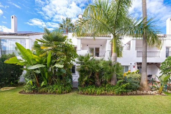 Terraced house for sale at Urbanización Los Naranjos de Marbella s/n , Marbella thumbnail 1
