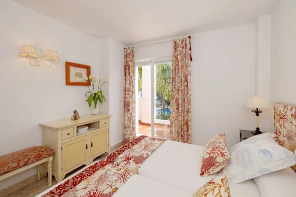 Terraced house for sale at  Urbanización Los Naranjos de Marbella s/n , Marbella photo 4