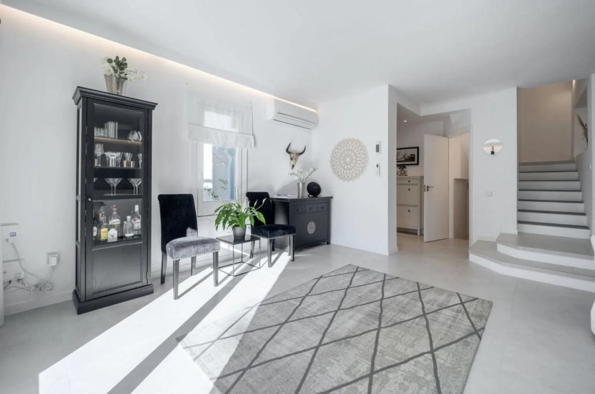 Sale of townhouse in Barrio La Dama de Noche-La Alzambra , Marbella photo 2