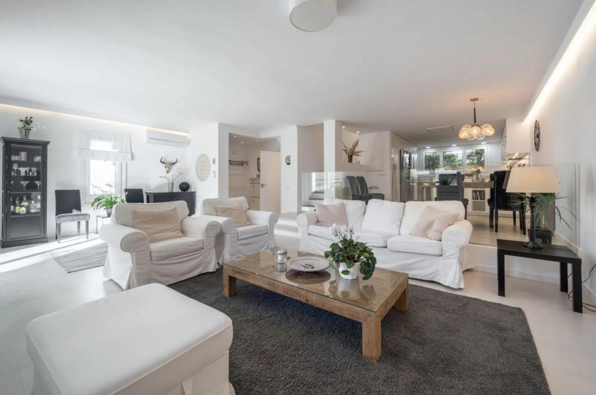 Sale of townhouse in Barrio La Dama de Noche-La Alzambra , Marbella photo 3