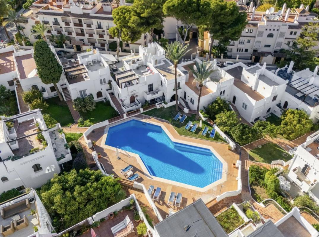 Sale of townhouse in Barrio La Dama de Noche-La Alzambra , Marbella photo 4