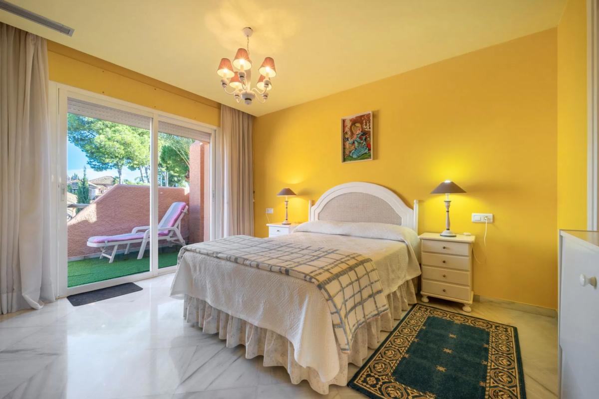 Sale of townhouse in Barrio La Dama de Noche-La Alzambra , Marbella photo 1