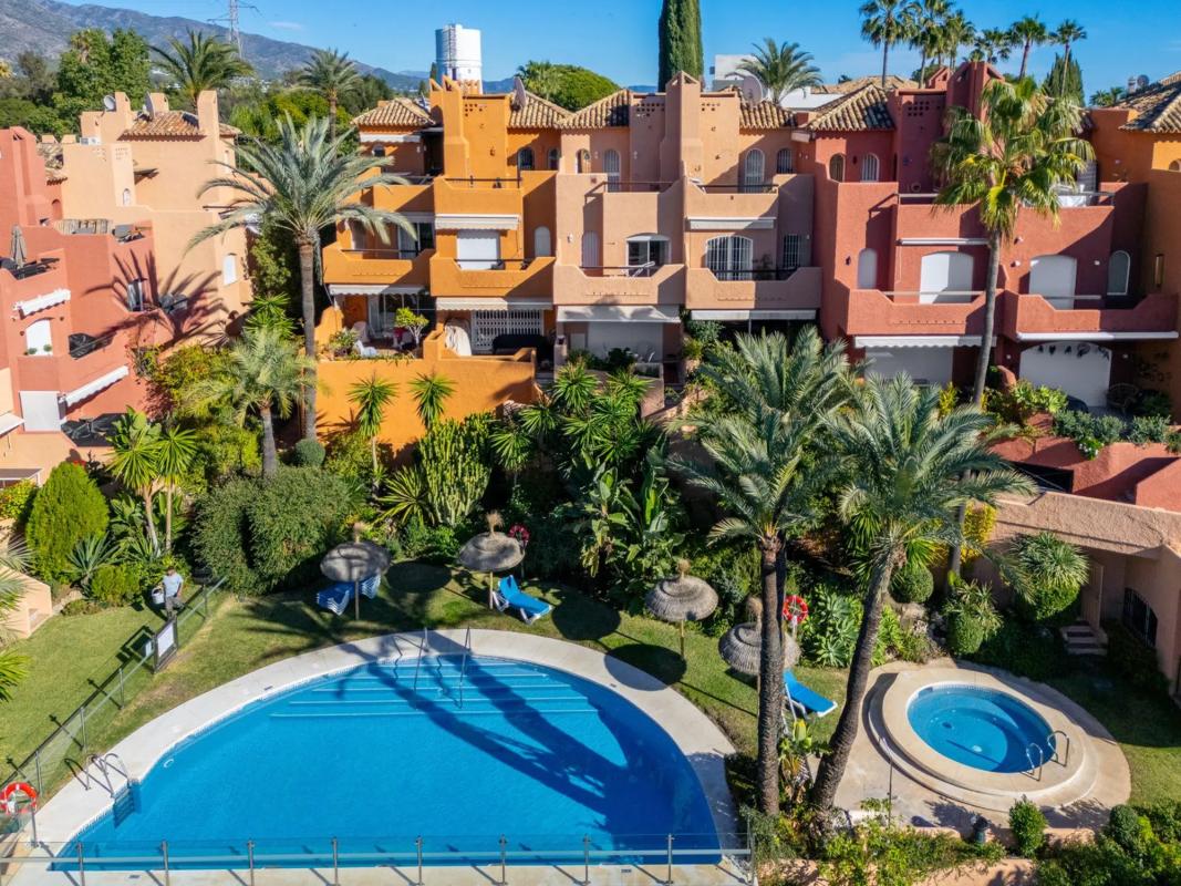 Sale of townhouse in Barrio La Dama de Noche-La Alzambra , Marbella photo 4