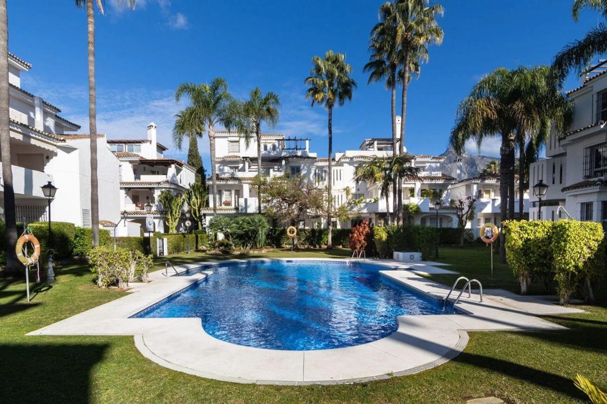 Sprzedaż szeregowego domku w Calle Alcaucín, 19 , Marbella photo 1