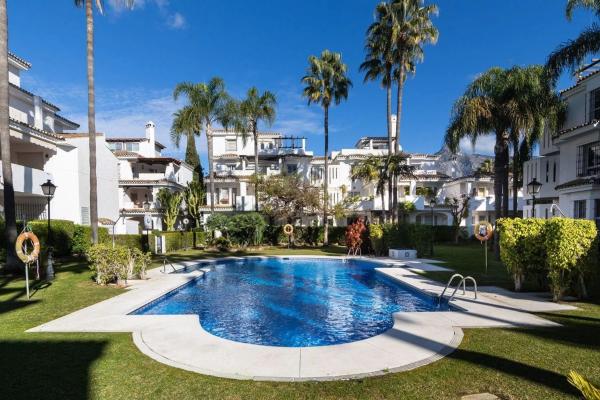 Terraced house for sale at Calle Alcaucín, 19 , Marbella photo 1
