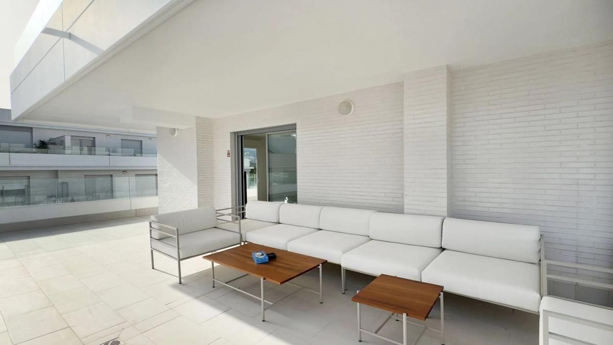 Venta de piso en Barrio La Dama de Noche-La Alzambra, Marbella
photo 1