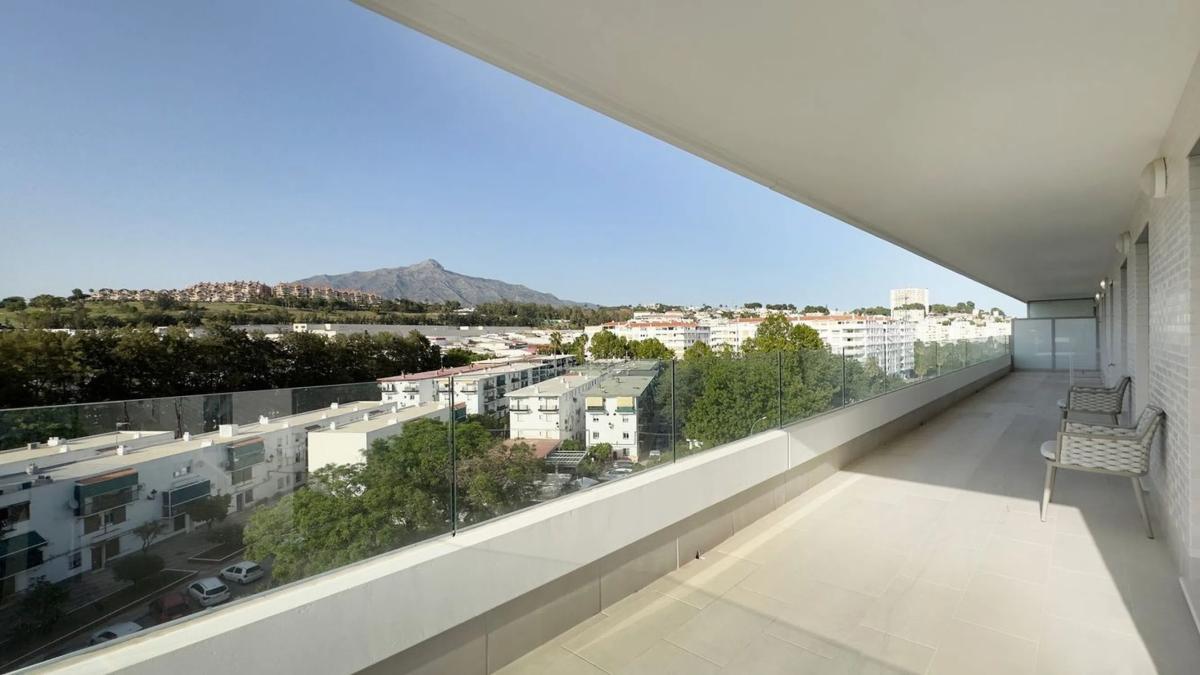 Venta de piso en Barrio La Dama de Noche-La Alzambra, Marbella
photo 2