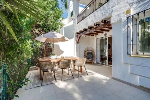 Четырехквартирный дом на продажу на  Urbanización Los Naranjos de Marbella , Марбелла photo 1