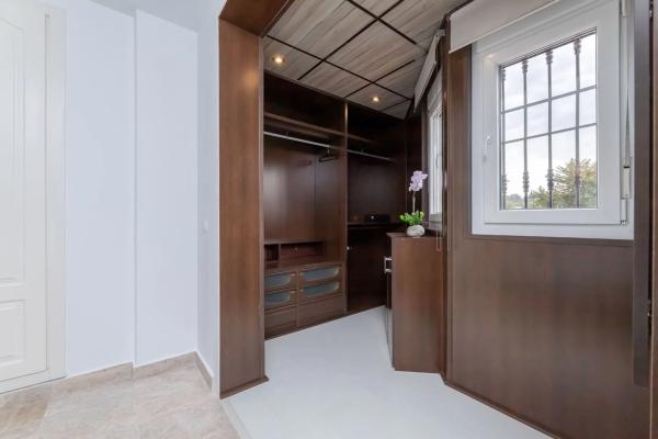 Четырехквартирный дом на продажу на  Urbanización Los Naranjos de Marbella, 1 , Марбелла photo 1